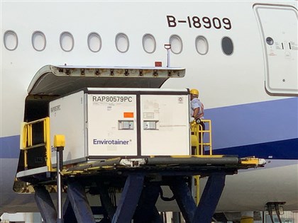 自購64萬劑AZ疫苗運抵桃機 效期到2022年1月31日[影]