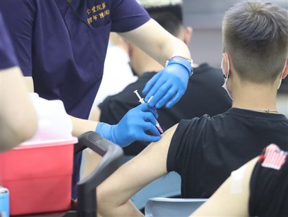 傳BNT首批客製化標籤疫苗清晨抵台 指揮中心澄清