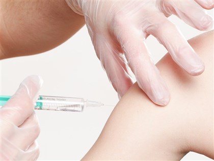避免冬天流感反撲 醫師籲高風險者打3疫苗預防
