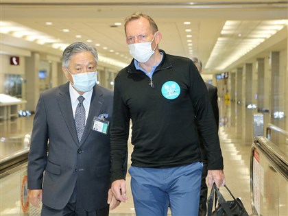澳洲前總理艾波特來台 低調通關未發表談話[影]