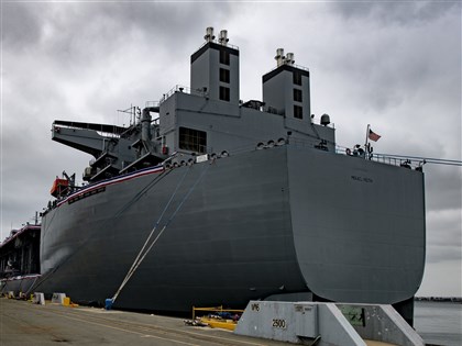 全球最大型美軍遠征機動基地艦 首度泊靠沖繩