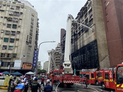 高雄城中城大火救出67人 命危恐破40人