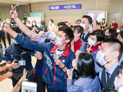 10/19起戶外運動、拍照免戴口罩 二級警戒延長至11/1