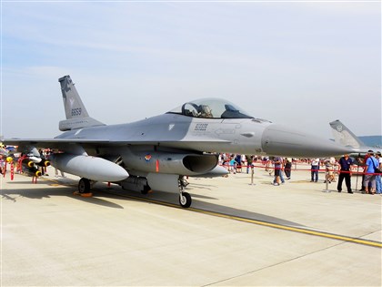 F-16A演習返航機身蒙皮受損 空軍：機砲彈頭碎裂導致