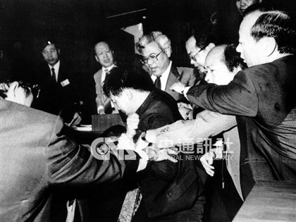 朱高正揮出國會第一拳 「打」出台灣民主傳奇