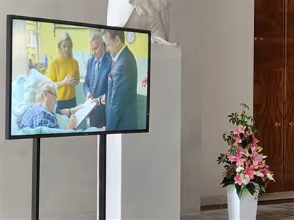 捷克公布總統齊曼一週前影片 病床上簽文件[影]