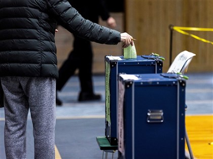 日本選舉採書寫投票 建議用鉛筆跟選票材質有關