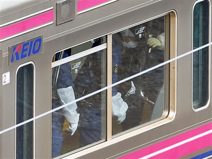 日本電車傷人事件 乘客被迫爬窗脫困耗時約10分
