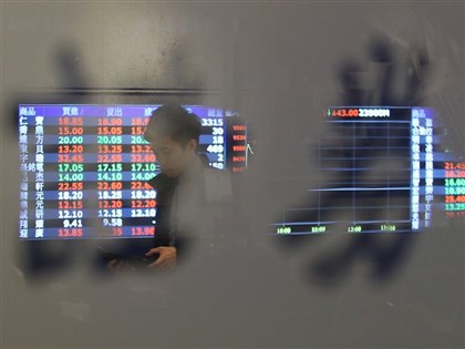 電子航運翻黑 台股收跌43.3點守住萬七