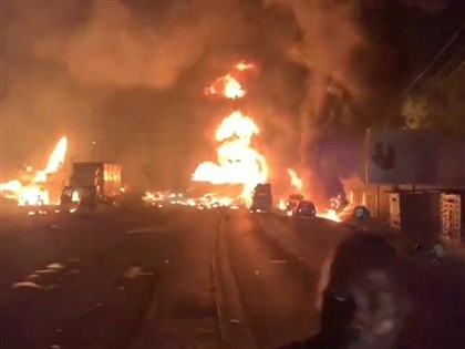 獅子山共和國油罐車與巴士相撞 爆炸釀99死逾百人傷