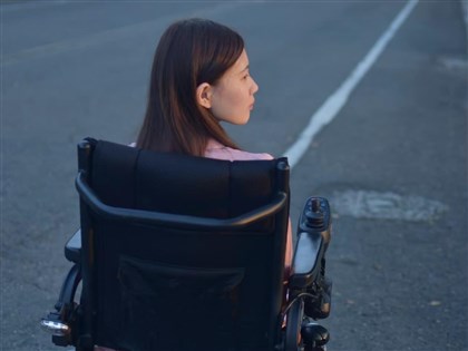 輪椅女孩雪莉被公車司機嘲「會不會開車」 黃偉哲致歉