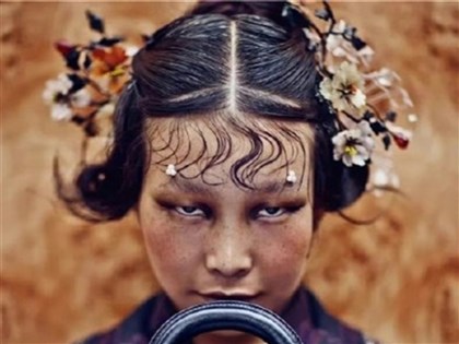 Dior攝影展陳漫作品引中國網友不滿 官媒批醜化亞裔