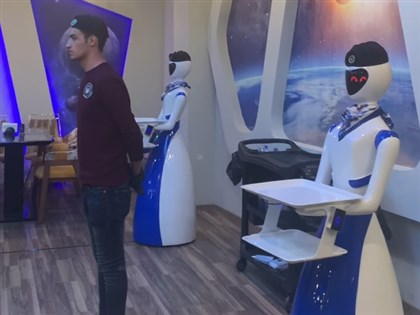 機器服務生吸睛 伊拉克牙醫開設數位餐廳高朋滿座