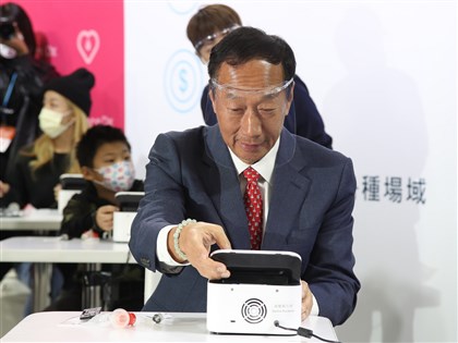 天天健檢拚長壽  郭台銘：與北醫開發口水檢測平台