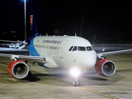 斯洛伐克經濟部次長訪團抵台 專機國徽國名引注目[影]