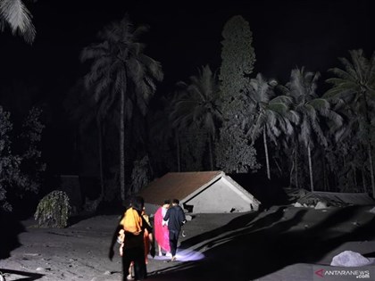 印尼塞梅魯火山噴發13死98傷 近千居民撤離[影]