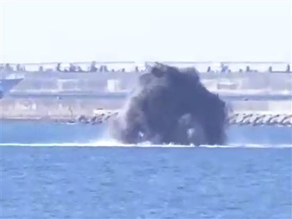 沖繩海中引爆逾300枚未爆彈 濺起20公尺高水柱[影]
