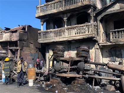 海地油罐車翻覆民眾瘋搶油 爆炸淪煉獄至少62死[影]