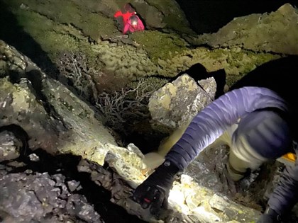 女子攀玉山北峰迷路困懸崖險失溫 氣象站及時伸援