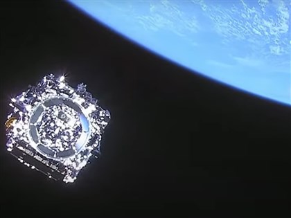 韋伯太空望遠鏡升空 拚揭開140億年前宇宙誕生奧祕[影]