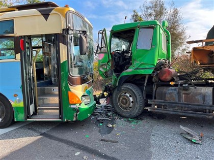 金門砂石車撞自小客車又撞公車 11人受傷送醫