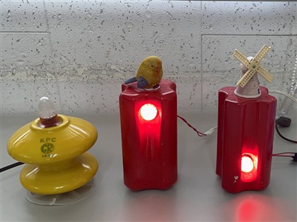 電線桿礙子有愛 功成身退變身花器義賣助弱勢