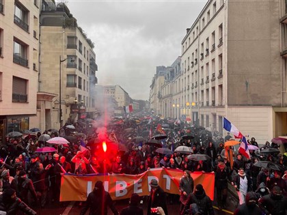法國強推新法抗疫  全國各地逾10萬人上街抗議[影]