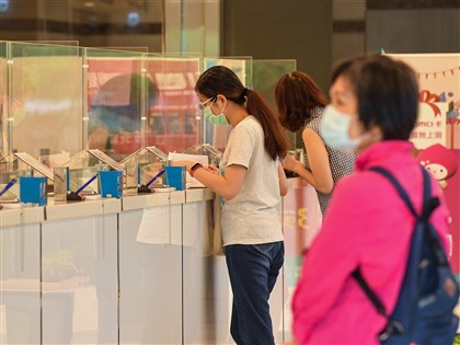 銀行開戶脫口罩成風險？金管會考慮指紋辨識等替代方案