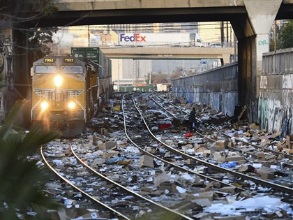 洛杉磯貨運列車頻遭竊 遍地撕爛包裹如第三世界