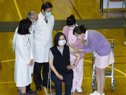 蔡英文賴清德打第3劑高端疫苗比讚 鼓勵民眾接種[影]