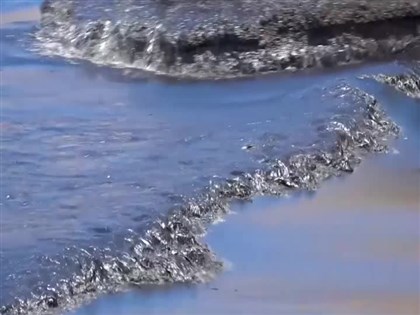 東加火山噴發掀巨浪掃到秘魯 油輪漏油汙染海灘