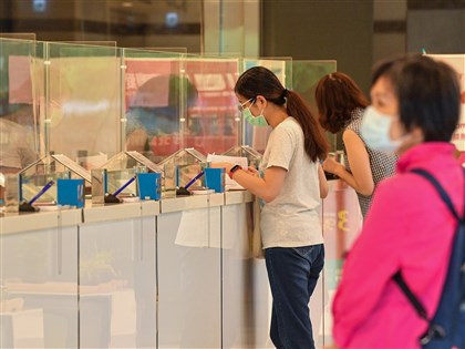 銀行開戶驗證仍須脫口罩 金管會：6原則強化防疫