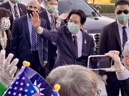 賴清德過境舊金山 AIT主席親迎、僑胞喊台灣加油[影]