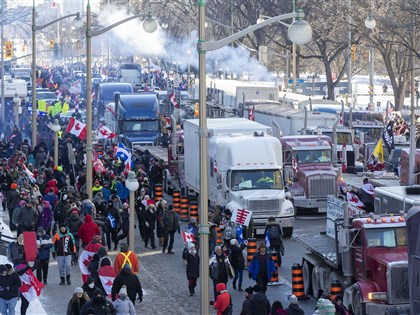 司機打疫苗才能通過美加邊界 數百卡車開上加拿大首都示威[影]