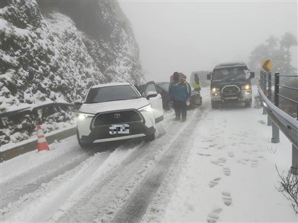 玉山、合歡山喜迎虎年新春瑞雪 民眾開心追雪