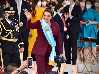 宏都拉斯總統卡斯楚確診  染疫症狀輕微隔離中