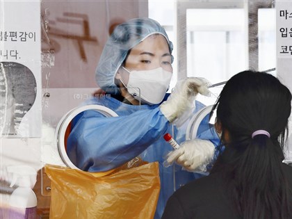 韓國單日確診不到一週翻倍恐壓垮照護體系 放棄清零防疫策略