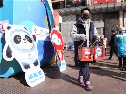 北京冬奧吉祥物冰墩墩缺貨 黃牛搶市警出手