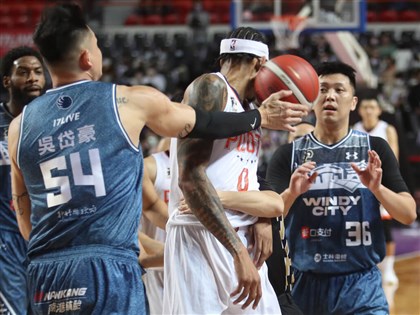 PLG攻城獅與領航猿爆衝突 吳岱豪遭打臉砸球回擊