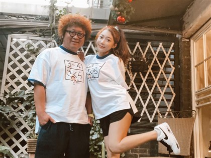 納豆腦出血住院 女友依依牽手合影：已撐過最難熬時間