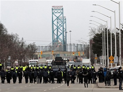 警方清場逮30抗議者 美加貿易要道大橋恢復通行