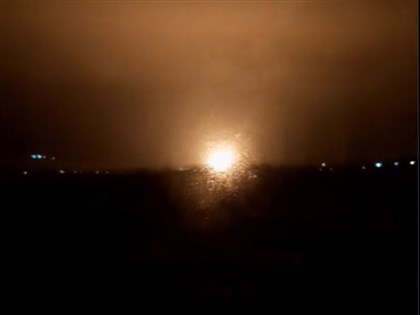 俄媒：烏克蘭東部輸油管爆炸 夜空火光沖天