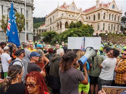 紐西蘭反疫苗示威變調 警方遭抗議者潑屎、開車衝撞