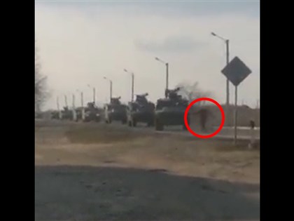 烏克蘭男子肉身擋軍車 猶如天安門廣場坦克人[影]