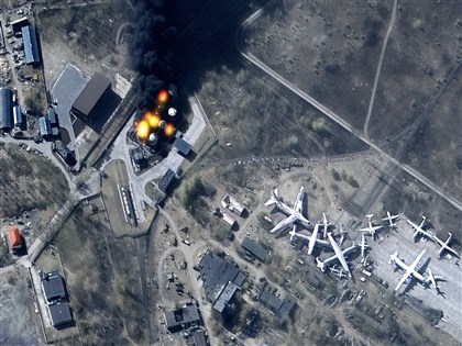 俄軍逼近基輔 衛星影像曝砲彈朝住宅區發射