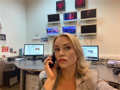 俄電視台員工持反戰標語闖直播 法院罰款後獲釋