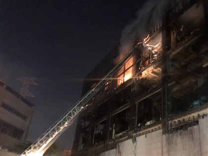 桃園美福倉儲復燃 6樓竄出火舌