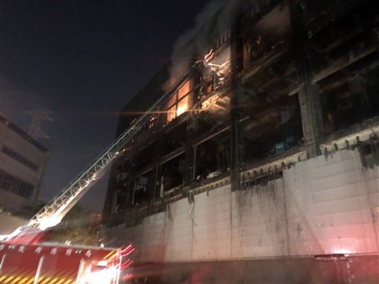 桃園美福倉儲復燃 消防局：疑食品包裝蓄熱後受風導致