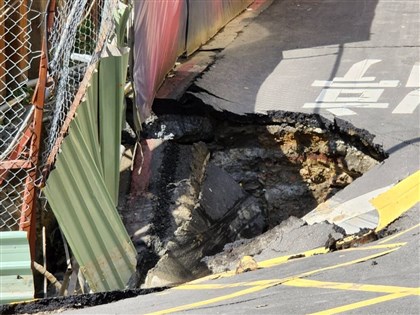 高雄前金建案施工路面塌陷 工務局勒令停工
