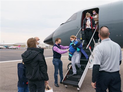 戰火無情即刻救援 4名烏克蘭癌童抵美就醫
